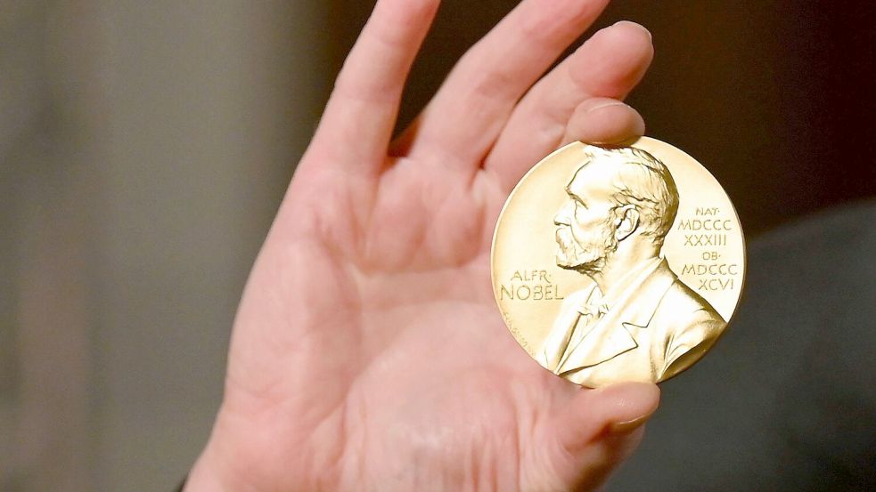 Wer die Medaille für den Medizin-Nobelpreis bekommt, wird stets als erstes im Nobelpreisreigen verkündet. (Archivbild) Foto: Angela Weiss/Pool AP/dpa