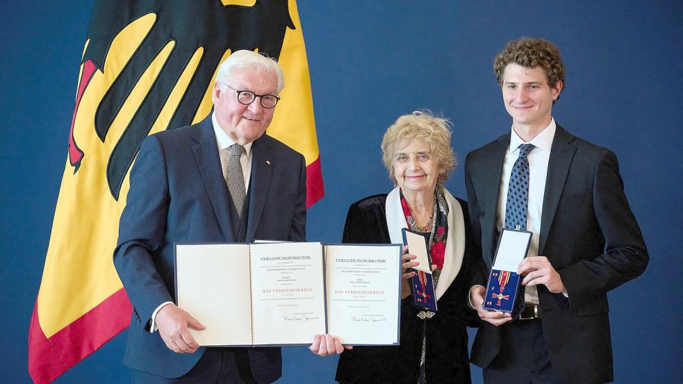 Die Holocaust-Überlebende Tova Friedman bekam gemeinsam mit ihrem Enkel Aron Goodman den Verdienstorden verliehen. Foto: Bernd von Jutrczenka/dpa