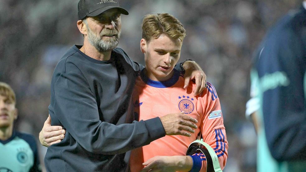 Dank Torwart Jonas Urbig bleibt die DFB-Elf auch gegen Griechenland ohne Gegentor. Foto: AFP/ARIS MESSINIS