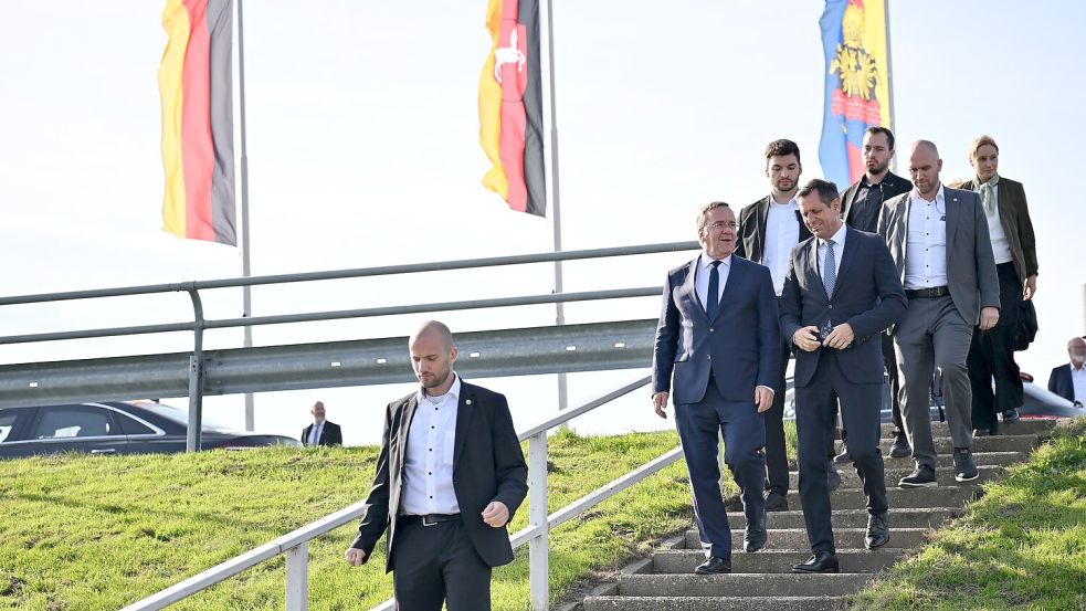 Niedersachsens Regierungschef Lies (rechts von Pistorius) unterstützt das Marineprojekt. Foto: Sina Schuldt/dpa
