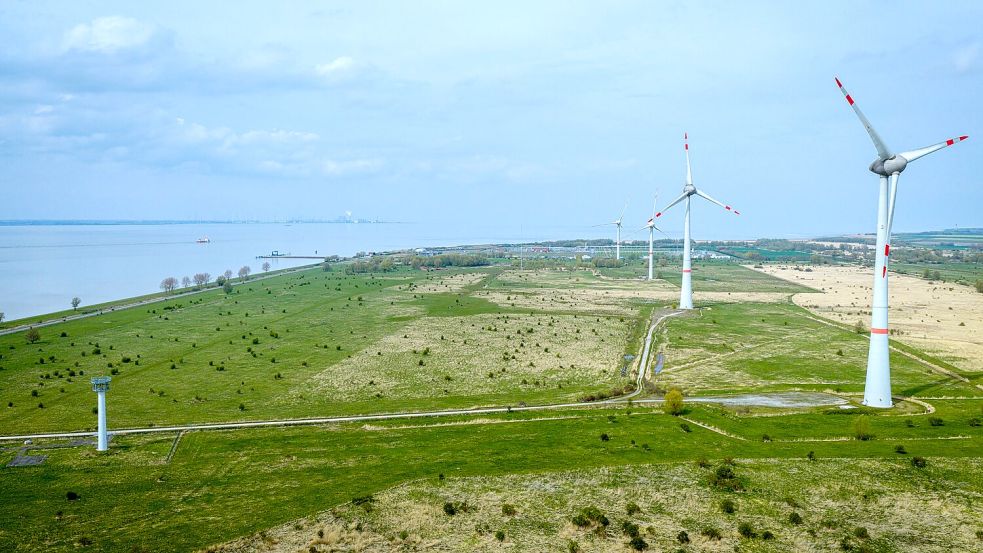 Bislang ist das Gebiet, wo der Marinehafen entstehen soll, noch weitgehend unbebaut. (Archivbild)  Foto: Sina Schuldt/dpa