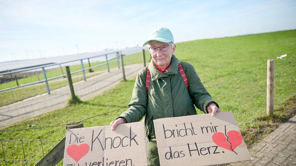 Die Emderin Ilse Scheibe demonstrierte mit anderen gegen den neuen Marinehafen.  Foto: Sina Schuldt/dpa