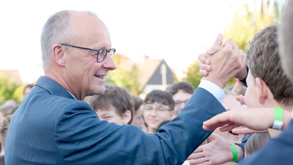 Handshake mit dem Kanzler: Friedrich Merz hat am Montag sein altes Gymnasium in Rüthen besucht Foto: Bernd Thissen/dpa