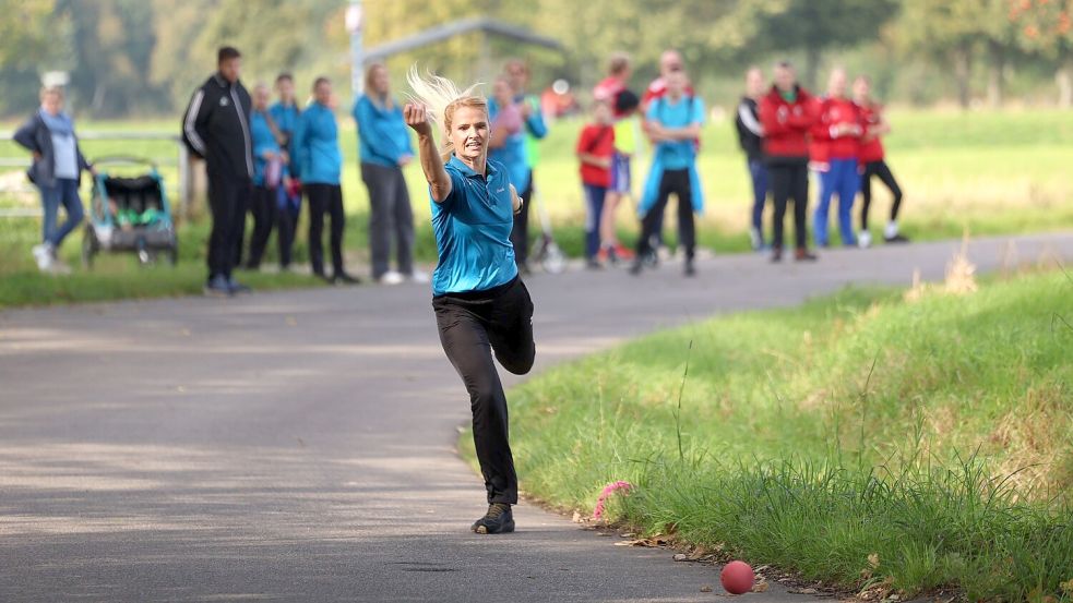 Daniela Köllmann von „Ostfrisia“ Rahe hat soeben die rote Gummikugel auf die Straße geworfen. Ihre Gruppe verlor bis ins Ziel knapp zwei Würfe. Heftiger erwischte es die Holzgruppe von Rahe, die fünf Würfe einstecken musste. Foto: Wilfried Gronewold
