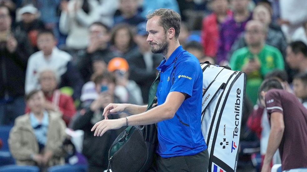 Daniil Medwedew verlässt den Platz, nachdem er disqualifiziert wurde. Foto: Achmad Ibrahim/AP/dpa