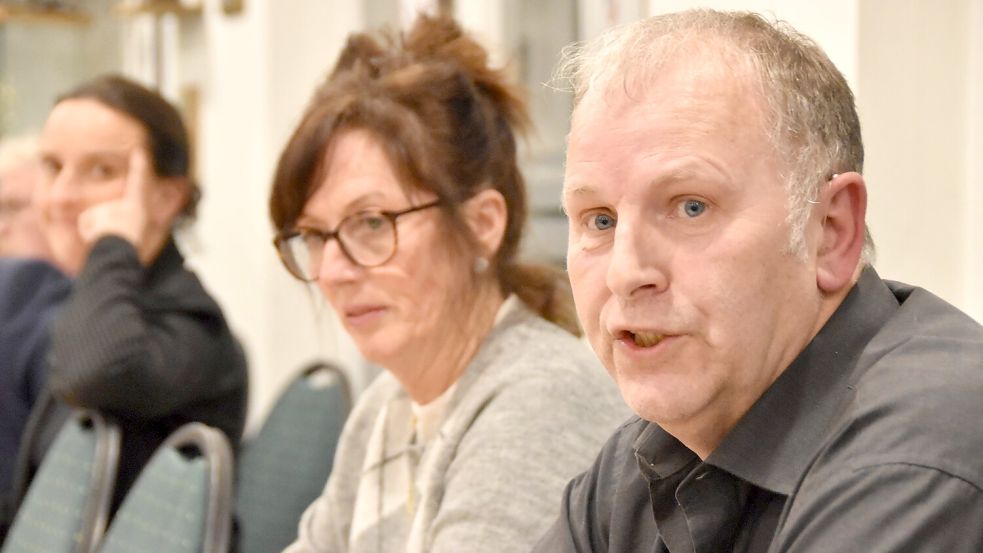 Heinrich Ubben (hier rechts neben seiner Fraktionskollegin Heidi Schmidt in einer Sitzung des Leezdorfer Gemeinderates 2025) droht juristischer Ärger. Foto: Thomas Dirks