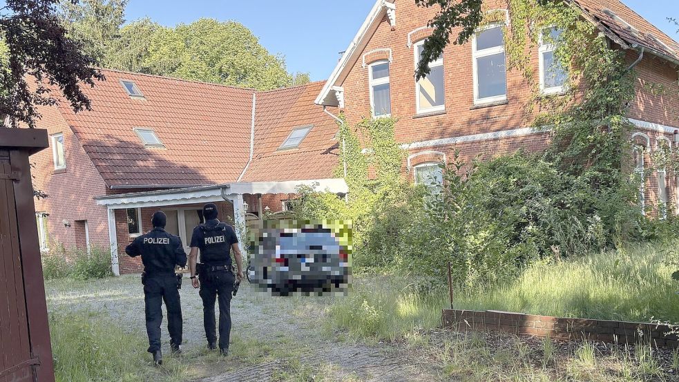 Nach der Gewalttat in Schirum wurde am Folgetag ein Wohnhaus am Grünen Weg von Polizeibeamten durchsucht. Foto: Karin Böhmer