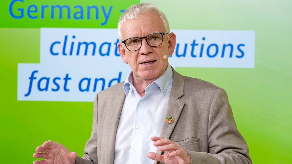 „Urgestein der deutschen Umwelt- und Klimapolitik“: Jochen Flasbarth (Archivbild)  Foto: Sergei Grits/AP/dpa