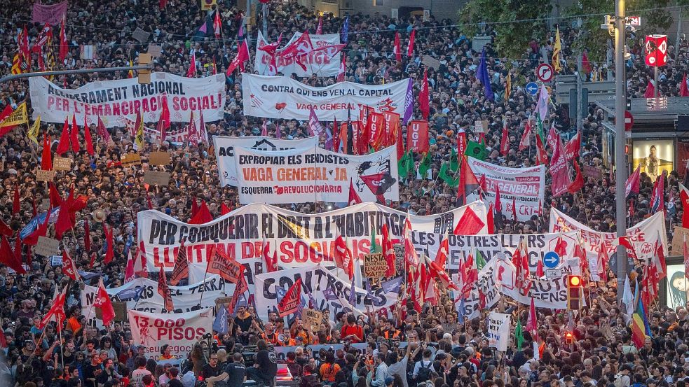 In Barcelona haben zahlreiche Menschen gegen Wohnungsnot demonstriert. Foto: Lorena Sopêna/EUROPA PRESS/dpa