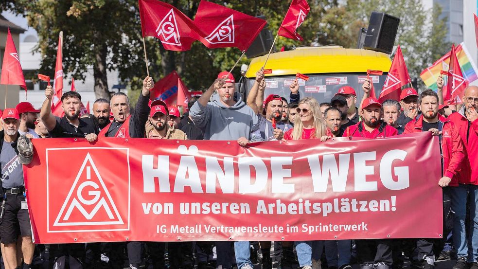 Bei Mercedes-Benz sind viele Beschäftigte in der IG Metall organisiert. (Archivbild)  Foto: Rolf Vennenbernd/dpa