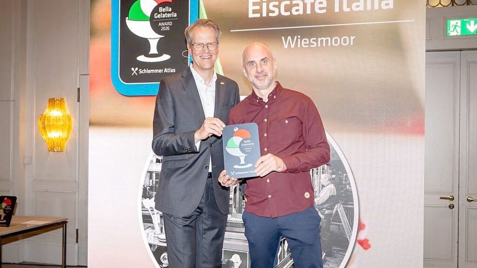 Stephen Hasbargen (rechts), Inhaber des „Eiscafé Italia“ in Wiesmoor, nahm im Berliner Hotel Adlon die Auszeichnung von Johannes Großpietsch, Geschäftsführer der Busche Verlagsgesellschaft mbH, entgegen. Der Award „Bella Gelateria“ wird seit 2026 von der Redaktion Schlemmeratlas der Busche Verlagsgesellschaft mbH verliehen. Foto: Schlemmer Atlas 2026
