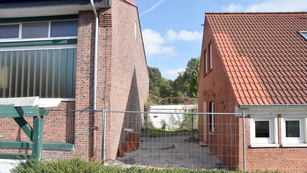 Die äußeren Spuren des Brandes am Jugendcafé (rechts) und an der Schomerus-Sporthalle (links) sind inzwischen beseitigt. Durch das Fenster ganz rechts stiegen die Einbrecher ein. Foto: Thomas Dirks