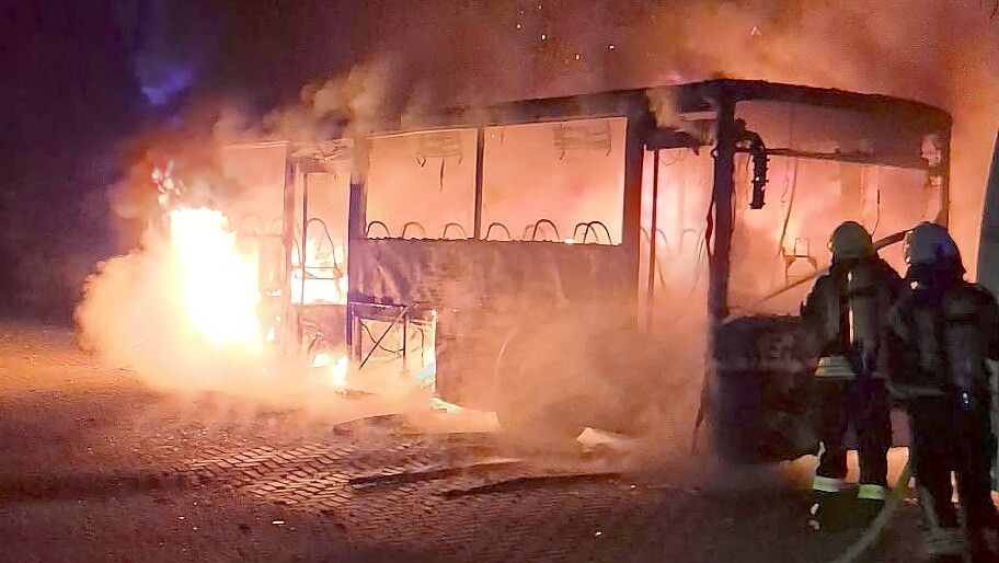 In Idafehn-Nord brannte in der Nacht ein geparkter Bus. Die Feuerwehr Potshausen konnte ein Übergreifen der Flammen auf ein weiteres Fahrzeug verhindern. Foto: Feuerwehr Potshausen