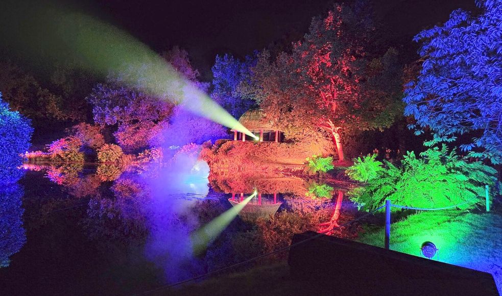 Ein Pavillon am See wird bei der Illumina zum farbenfrohen Leuchtturm. Foto: Rebecca Kresse