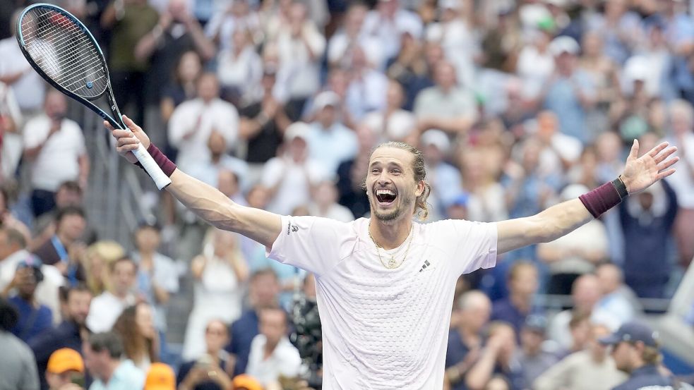 Auch durch den Triumph bei den US Open kam Alexander Zverev seinem Ziel von der Nummer eins näher. (Archivbild) Foto: Kirsty Wigglesworth/AP/dpa