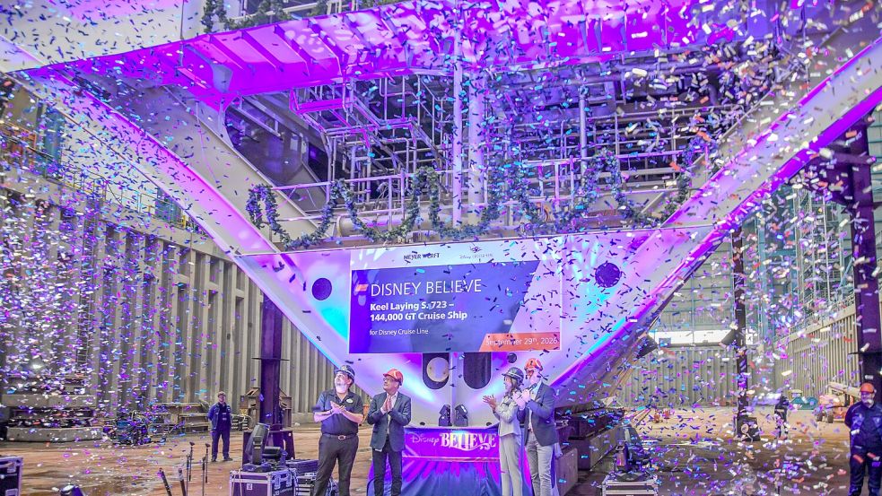 Feierliche Zeremonie zur Kiellegung der Disney Believe mit Andres Ovalles, André Walter, Tracy Wilson und Jörg Heidelberg (von links) im Baudock der Meyer Werft. Foto: Disney Cruise Line