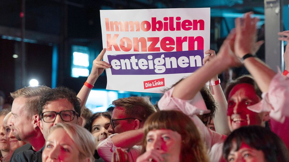 Das Foto zeigt Linken-Spitzenkandidatin Elif Eralp kurz vor Bekanntgabe des Wahlergebnisses am 20. September in Berlin. Foto: IMAGO/Christian Ender