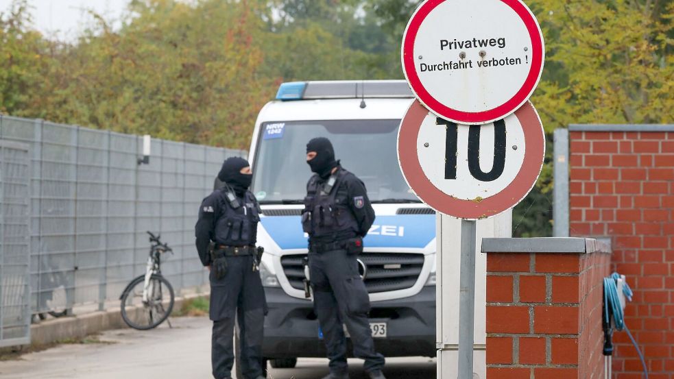Die Polizei durchsuchte auch das Wohnhaus von Hanning in Nordrhein-Westfalen. Foto: Christoph Reichwein/dpa