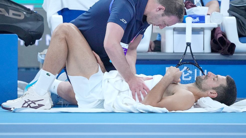 Körperlich hat Djokovic weiter Probleme.  Foto: Achmad Ibrahim/AP/dpa