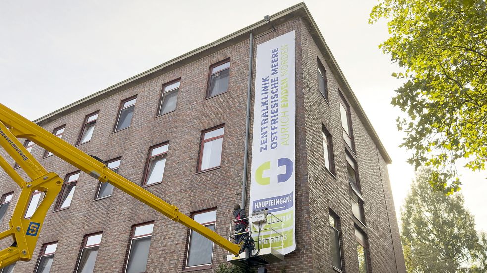 Am Klinikum Emden wurde ein Banner mit dem neuen Namen angebracht. Foto: Zentralklinik Ostfriesische Meere