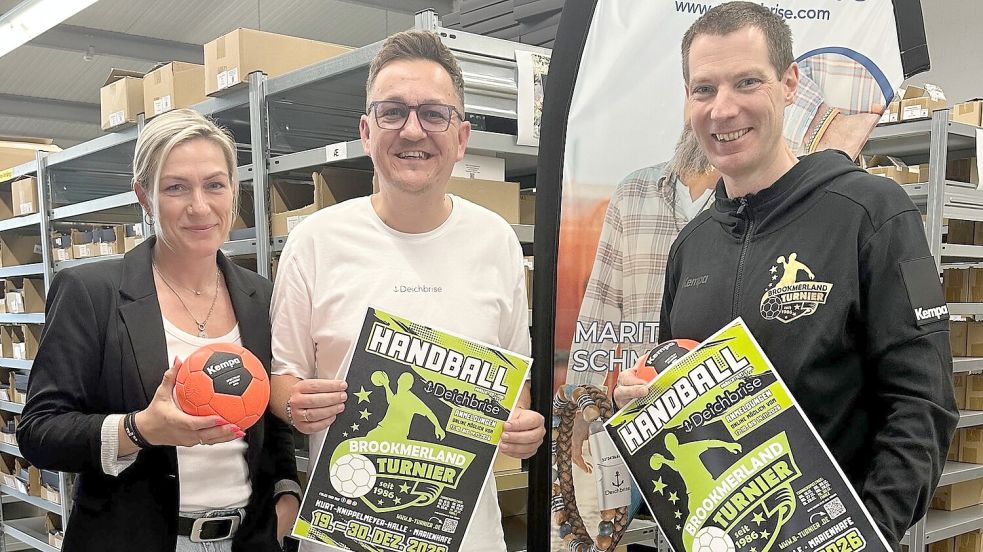 Peter Adena (von rechts), Leiter des Organisationsteams, begrüßt René und Julia Kretschmer von Deichbrise als neue Namensgeber des traditionsreichen Brookmerlander Handballturniers. Foto: privat