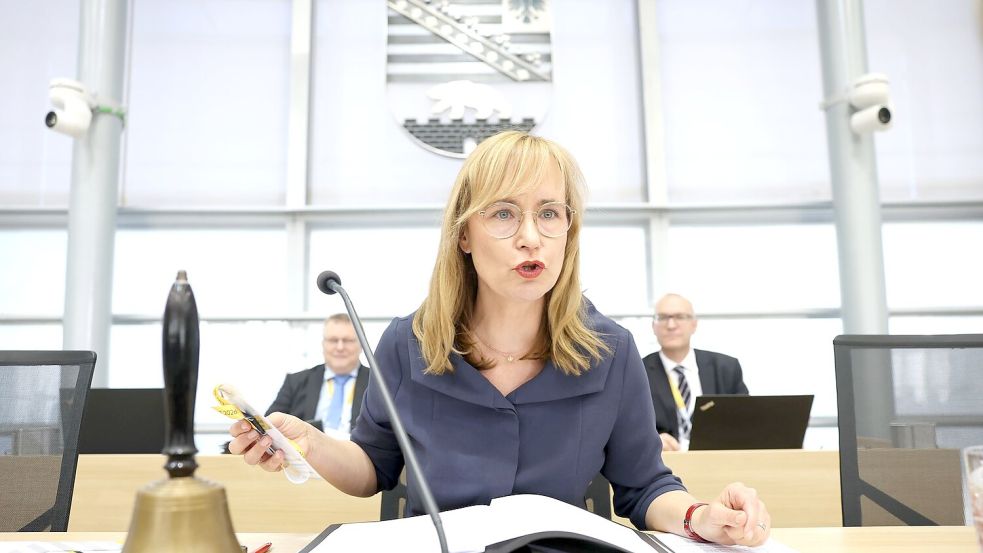 Eva von Angern von den Linken ist die Alterspräsidentin des Landtags von Sachsen-Anhalt. Foto: Jan Woitas/dpa pool/dpa