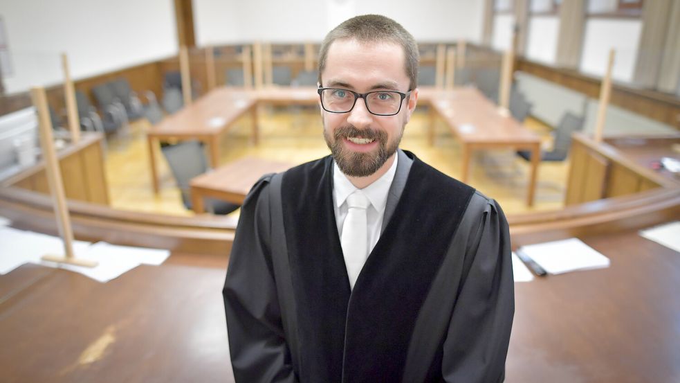 Dieses Archivbild zeigt Stefan Grunwald als Richter auf Probe am Landgericht Aurich. Inzwischen ist er Richter auf Lebenszeit am Amtsgericht Leer. Foto: Klaus Ortgies/Archiv