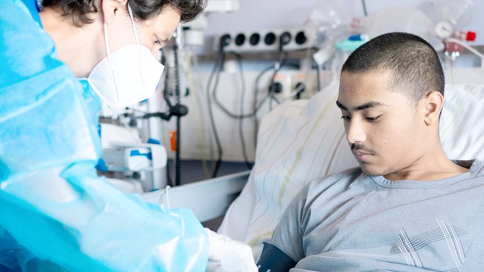 Der 19-jährige Mohammad liegt in einem Krankenhausbett an der Berliner Charité. Foto: Mariia Streltsova/Charité/dpa