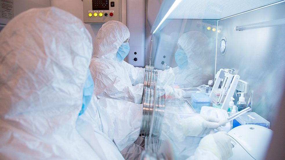 Der Tod einer Mitarbeiterin des Instituts in Irkutsk sorgt international für Schlagzeilen. (Archivbild) Foto: Uncredited/The Irkutsk Anti-Plague Research Institute of Siberia and Far East/AP/dpa