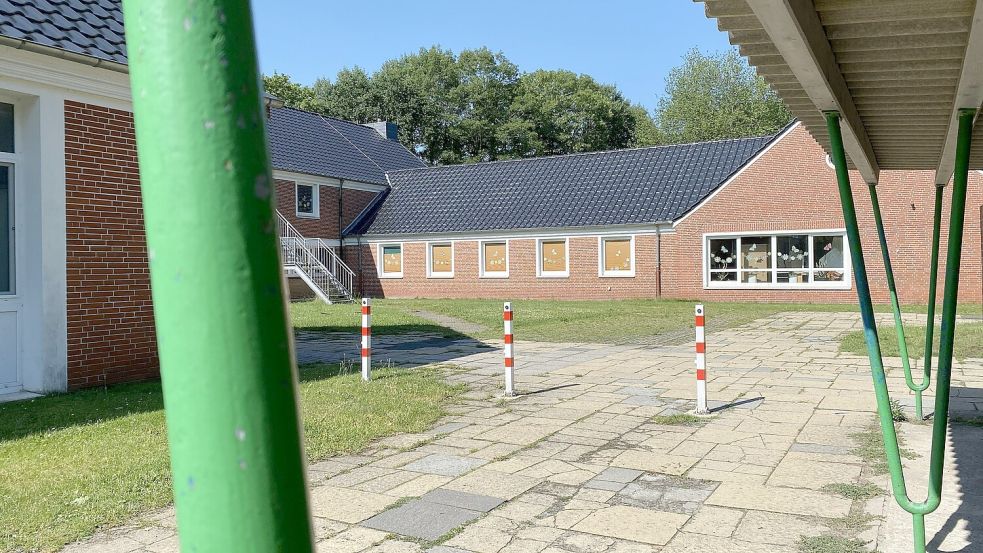 Blick auf den Schulhof der Grundschule in Westerende-Kirchloog an einem heißen Tag im Juli. Hier wurden die Steine im Sommer sehr heiß, am Gebäude fehlte es an Außenjalousien. Foto: Christin Wetzel