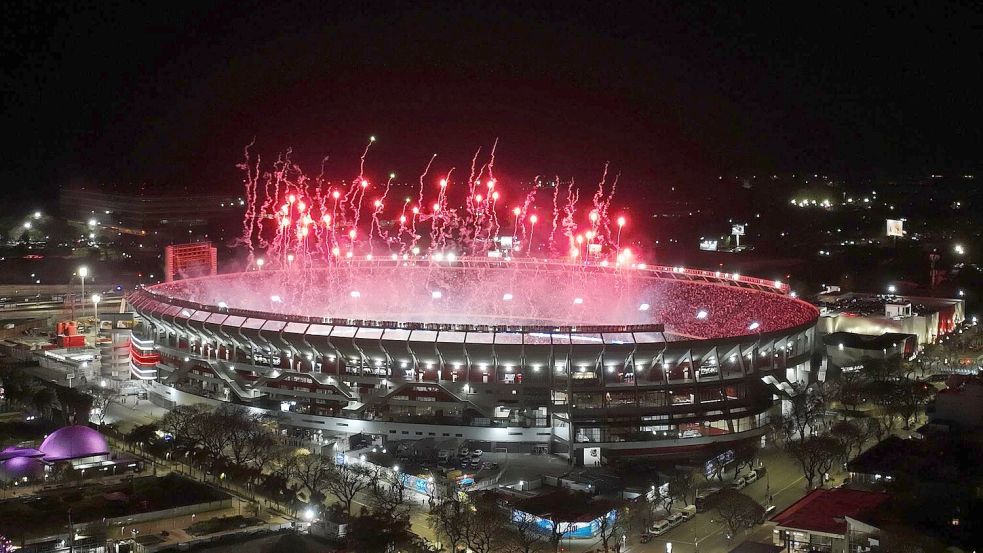 Feuerwerk im Monumental-Stadion von Buenos Aires zum Messi-Abschied. Foto: Julian Bongiovanni/AP/dpa