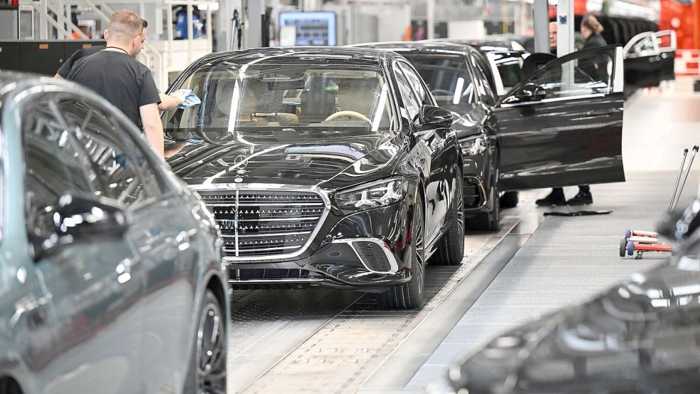 Mercedes-Benz hat im dritten Quartal weniger Autos verkauft. (Archivbild) Foto: Bernd Weißbrod/dpa