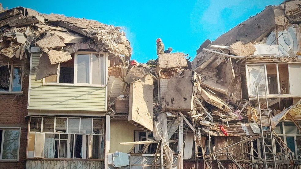 In Pryluky wurde ein fünfstöckiges Wohnhaus getroffen. Foto: Uncredited/Ukrainian Emergency Service/AP/dpa