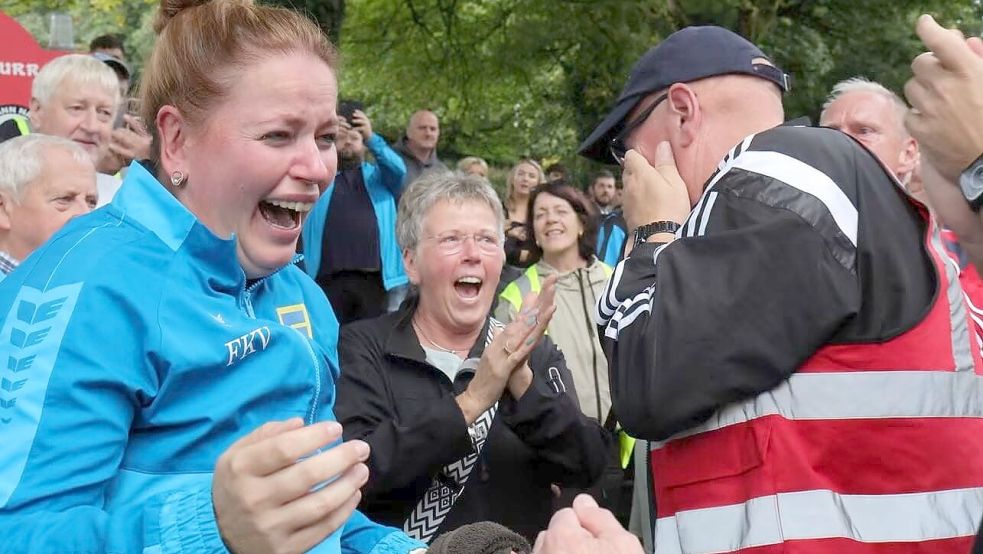 Der entscheidende Moment: Anke Klöpper (links) hat soeben das Finale des legendären irischen Straßenboßelwettbewerbs „King and Queen of the Roads“ gewonnen. Während die Auricherin ihren Sieg kaum fassen kann, lässt ihr Vater und Anweiser Peter Klöpper (rechts) seinen Freudentränen freien Lauf. Foto: privat.