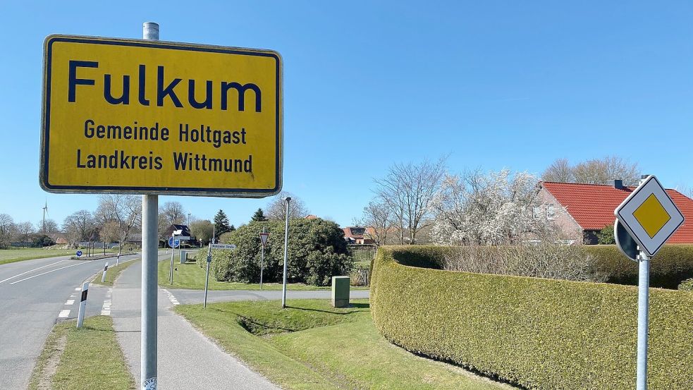 Der kleine Ort Fulkum im Landkreis Wittmund fand sich wegen des Leichenfunds um Ostern 2026 plötzlich im Mittelpunkt des öffentlichen Interesses. Foto: Imke Oltmanns