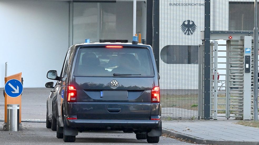 Fahrzeuge mit Blaulicht fahren beim BGH vor. Foto: Uli Deck/dpa