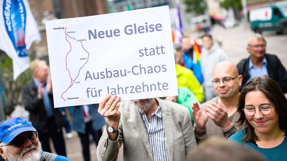Es gibt viele Gegner, aber auch Befürworter eines Neubaus. (Archivbild) Foto: Julian Stratenschulte/dpa