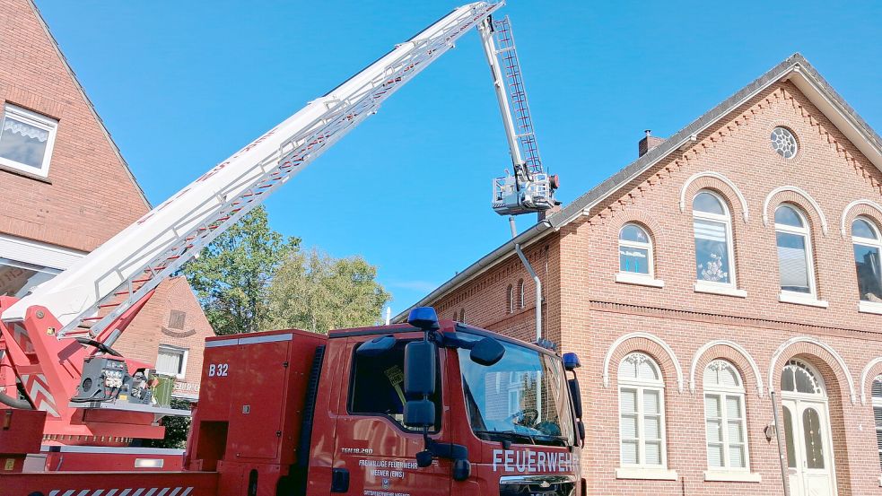 Die Feuerwehr Weener brachte eine Hubrettungsbühne in Stellung. Foto: Joachim Rand/Feuerwehr
