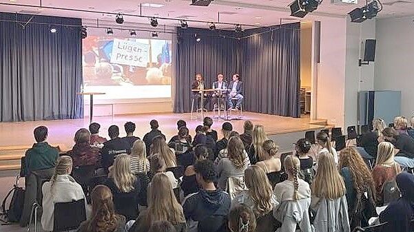 Einen ganzen Vormittag nahm sich der gebürtige Auricher Paul Ronzheimer Zeit, um mit den Schülern und Schülerinnen über Journalismus zu diskutieren. Foto: privat