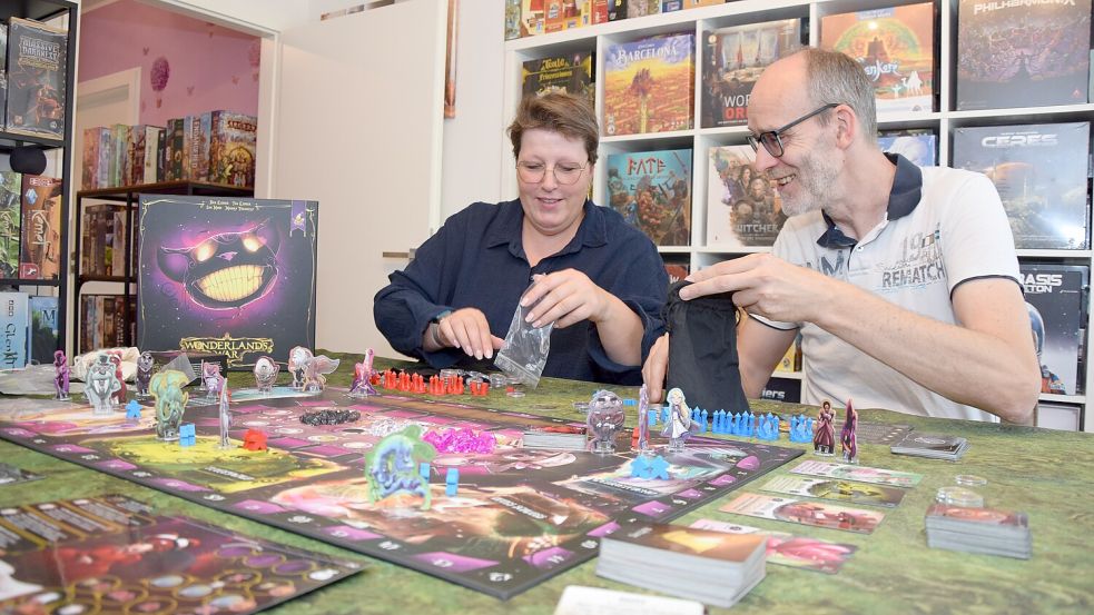 Kati und Rolf Gerjes haben eine gemeinsame Leidenschaft für Gesellschaftsspiele. Noch lieber als zu spielen, vertieft sich Rolf gerne in die Regeln. Je strategischer, desto besser. Foto: Oliver Langemeyer