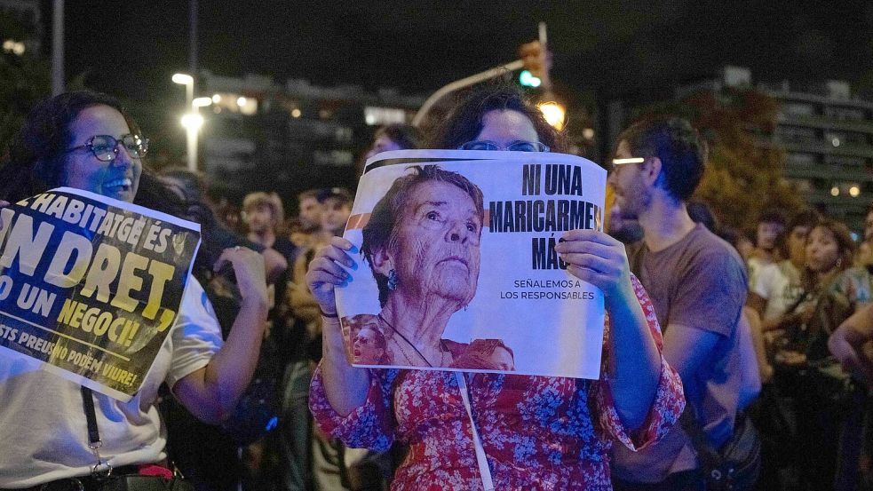 Die Zwangsräumung der 87-jährigen Spanierin Maricarmen Abascal aus der Wohnung, in der sie 70 Jahre gelebt hatte, löste die Massenproteste gegen die Wohnungsnot aus. Nun ist sie in einem Krankenhaus gestorben. (Archivbild) Foto: Matteo Secci/ZUMA Press Wire/dpa