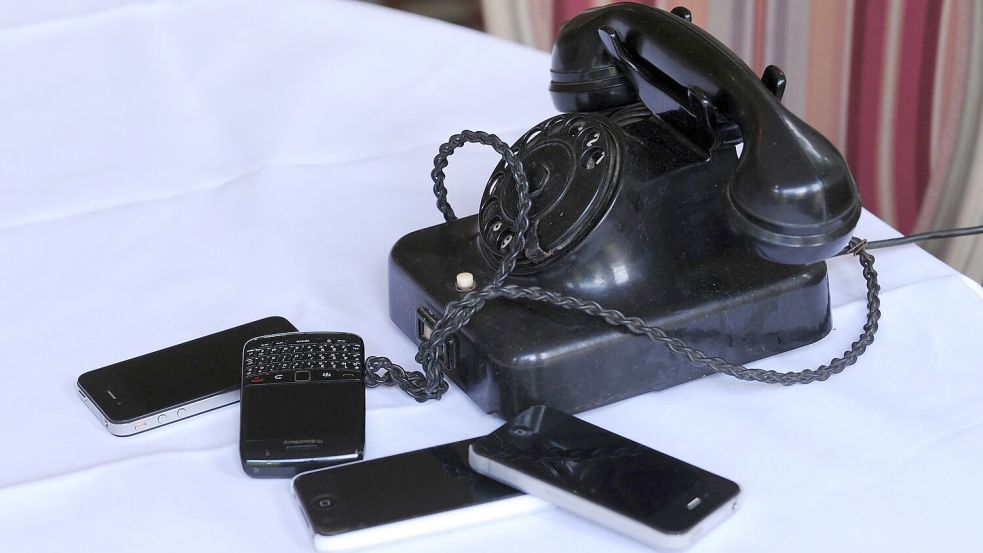 Vor 150 Jahren gelang Alexander Graham Bell und Thomas Watson das erste Ferngespräch. Seitdem hat sich bei der Technik einiges getan. (Symbolbild) Foto: picture alliance / ZB