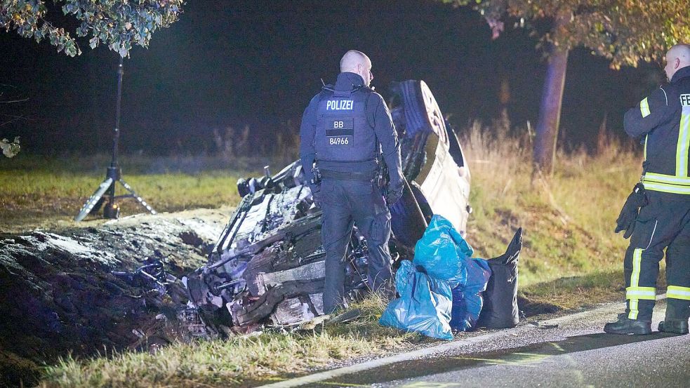 Das beteiligte Auto geriet bei dem schweren Unfall in Brand. Foto: Annette Riedl/dpa