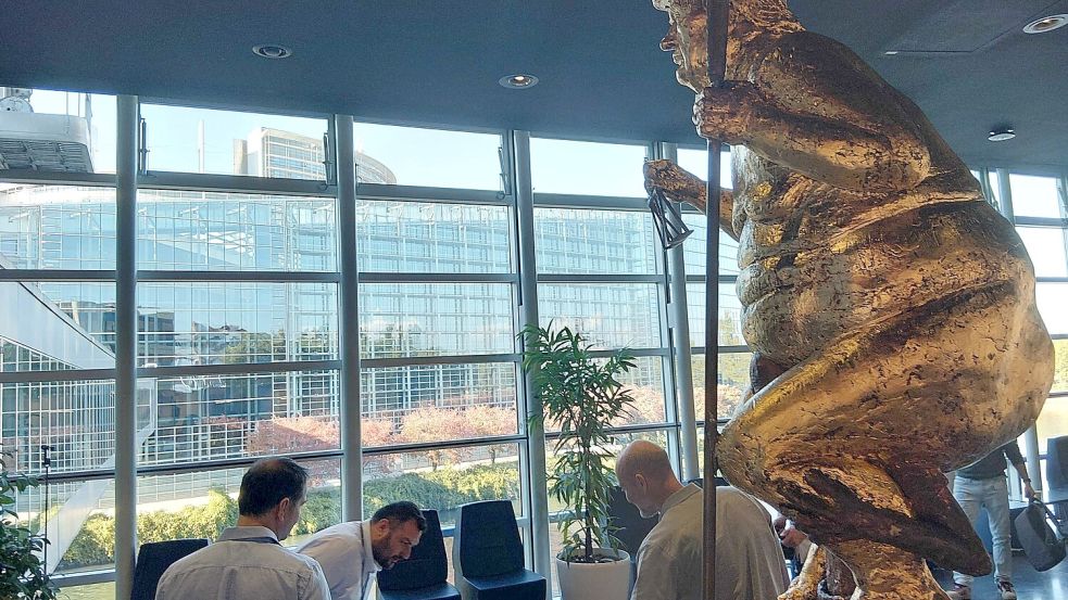 Die Statue "The Orange Plague" des dänischen Künstlers Jens Galschiøt, die einen nackten, vergoldeten Donald Trump zeigt, wird im Europaparlament ausgestellt. Die mit Gold überzogene Statue soll an dem belebten Knotenpunkt einige Tage stehen. Foto: dpa/Marek Majewsky