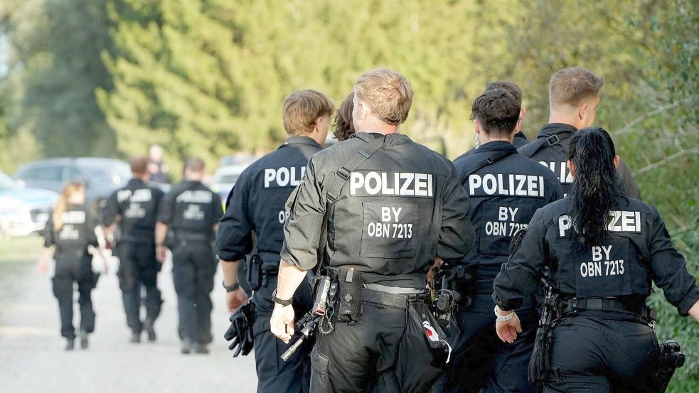 Gestern wurde mit Polizisten, Drohnen und Hubschraubern gesucht, jetzt kommen Hunde zum Einsatz.  Foto: Felix Kirberg/dpa
