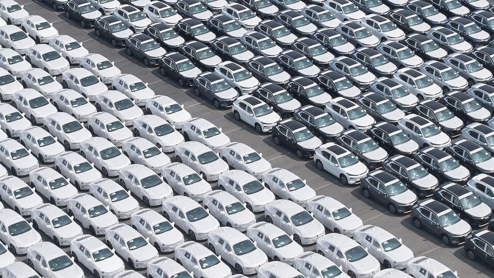 Autos stehen im Hafen von Shanghai zum Export bereit. (Archivbild)  Foto: Uncredited/CHINATOPIX via AP/dpa