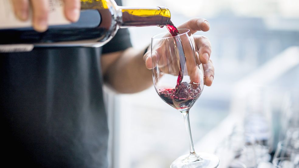 Eine neue Studie zeigt: Moderate Weintrinker haben ein geringeres Herz-Kreislauf-Risiko – doch Experten sehen den Grund nicht im Wein selbst. Foto: IMAGO/Jack Taylor