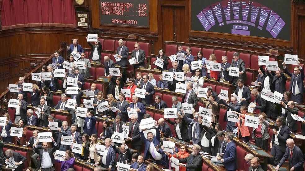 Die linke Opposition kritisiert das Vorhaben und nennt die Reform „Betrugsgesetz“. Foto: Andrew Medichini/AP/dpa