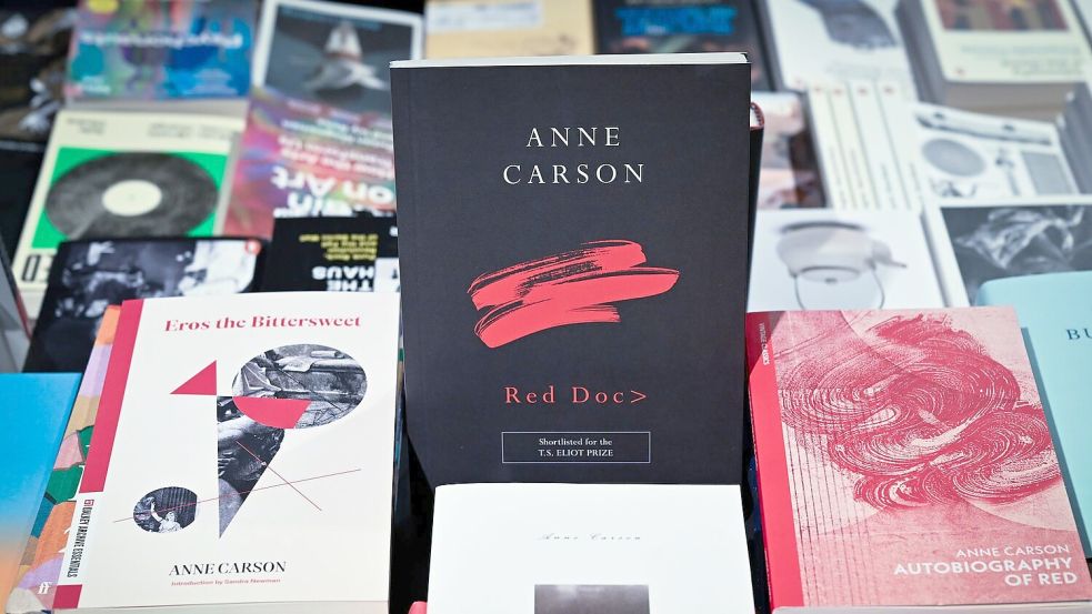 Bücher von Anne Carson im Berliner Kulturkaufhaus Dussmann. Foto: Soeren Stache/dpa