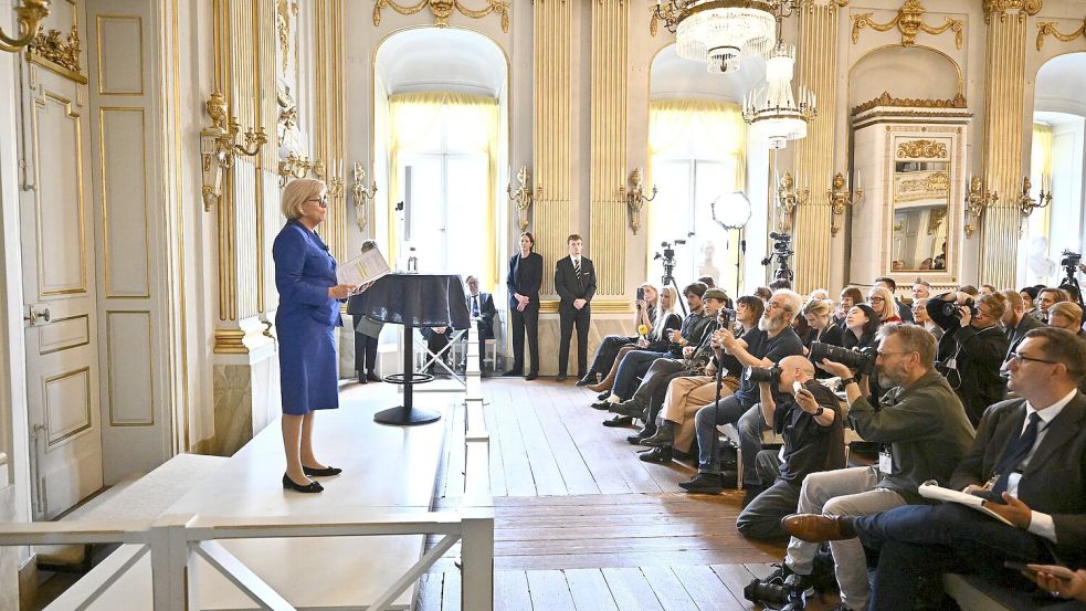 In Stockholm verkündete die Ständige Sekretärin der Schwedischen Akademie, Ingrid Carlberg, die Nobelpreisträgerin.  Foto: Christine Olsson/TT News Agency/AP/dpa